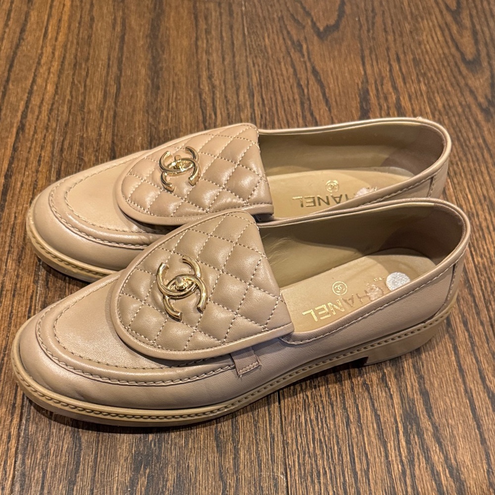CHANEL Tan Quilted Loafers with Gold Logo turnlock - Picture 3 of 9
